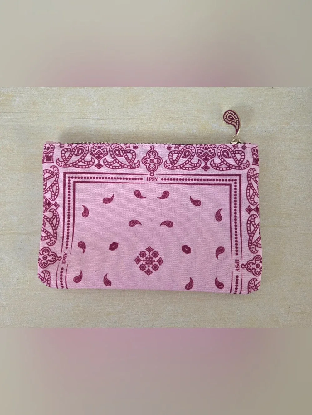 NEW Ipsy Bandana Make Up Bag With Mo-Beauty Gimme Mo-Glow Soft Pink Highlighter